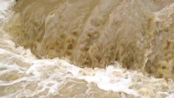 春季暴雨期间河水浑浊河水泛滥