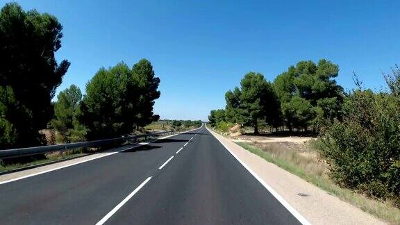 骑摩托车的人在美丽的风景沙漠风景和空旷的道路在西班牙第一人称视角