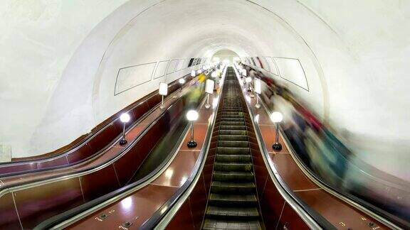 人们在地铁的自动扶梯上移动