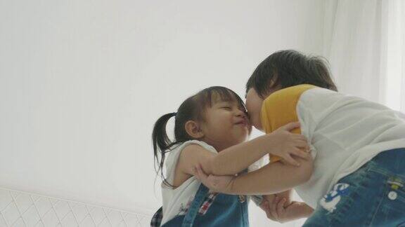 亚洲兄弟深情地拥抱和亲吻他的妹妹
