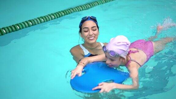 游泳教练教一个小女孩如何游泳