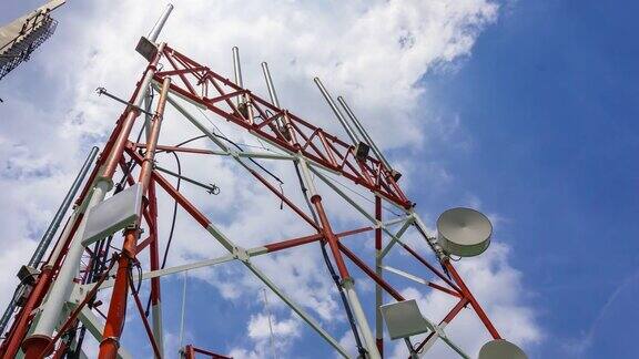 红白相间的电信塔映衬着蔚蓝的天空
