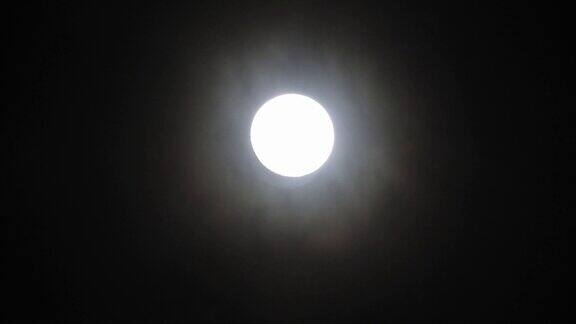 阴云密布之夜的满月云朵掠过月亮实时拍摄