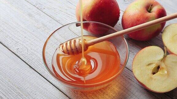 滴蜜电影苹果放在木桌上犹太新年的传统庆祝食物犹太教的新年