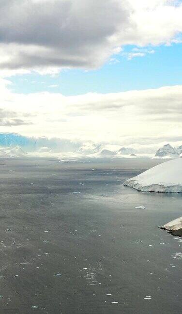 垂直视频美丽的风景与雪冰和冰山在南极洲