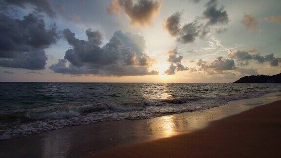 美丽的日落阳光照在沙滩上海浪冲刷着沙滩