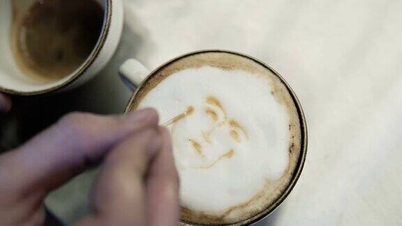专业咖啡师制作倒牛奶拿铁艺术图案的杯子股票视频