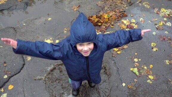 小男孩在泥泞的水坑里跳慢镜头250帧秒