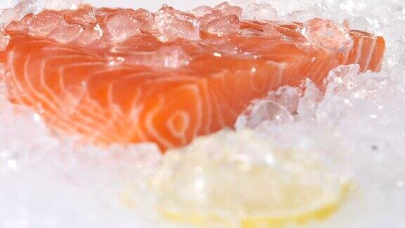 冰冻红鱼切片在市场的特写