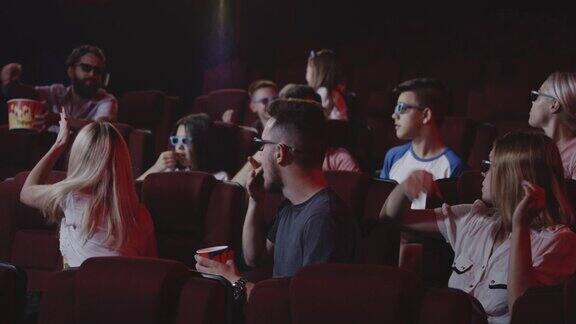 男人在电影院为其他观众剧透