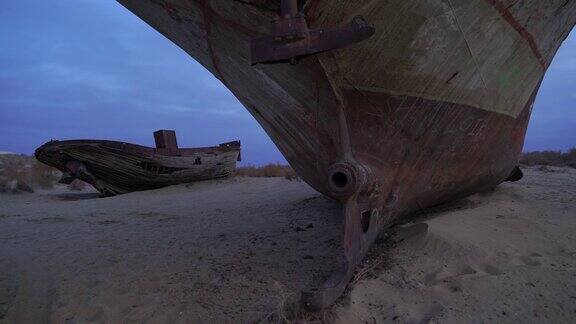 被遗弃在干涸的咸海底部的船只