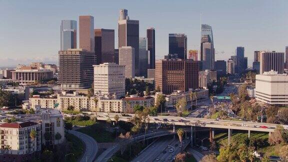 无人机飞越四层交汇处向洛杉矶市区飞行
