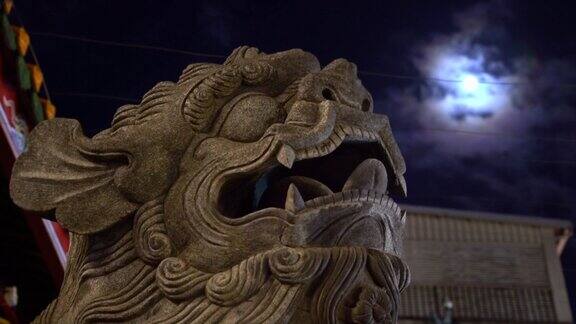 4K传统狮子雕塑在满月之夜的前景