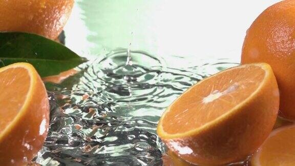 橙子撞到橙汁表面裂成两半慢镜头