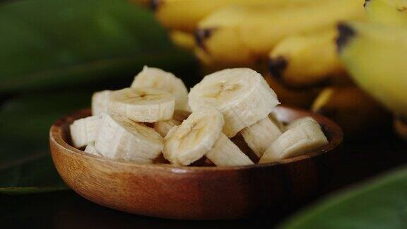 切片的香蕉在盘子里慢慢旋转