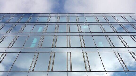 蓝天白云反射在办公大楼的玻璃上