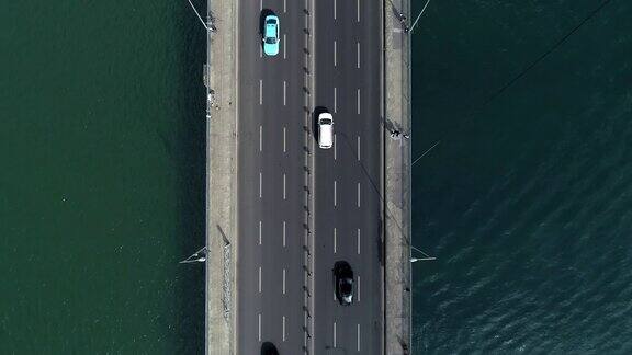航拍伊斯坦布尔桥上的交通