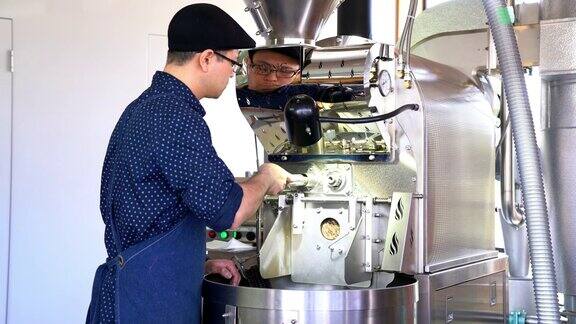 咖啡烘焙师在烘焙咖啡豆时检查咖啡豆