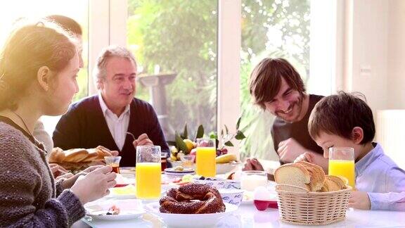 几代土耳其家庭共进早餐