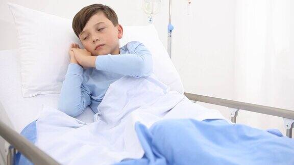 医院里的孩子独自躺在床上睡着了