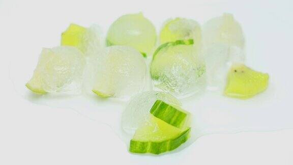 融化的冰和新鲜的绿色水果的时间间隔