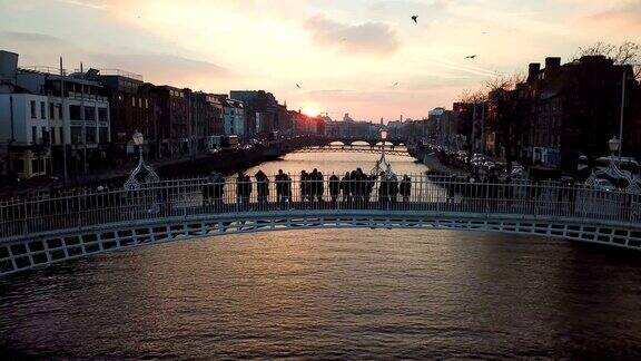日落时分都柏林市中心和利菲河的鸟瞰图
