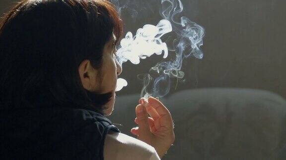 女人吸烟的慢镜头