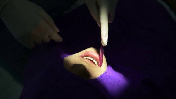 牙科医生正在给病人的牙齿动手术