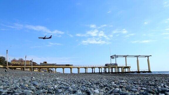 飞机在海滩海面降落