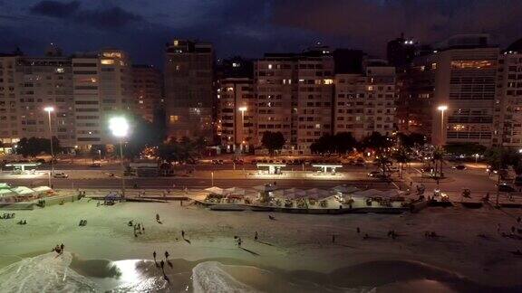 巴西里约热内卢科帕卡巴纳海滩的夜间跟踪天线