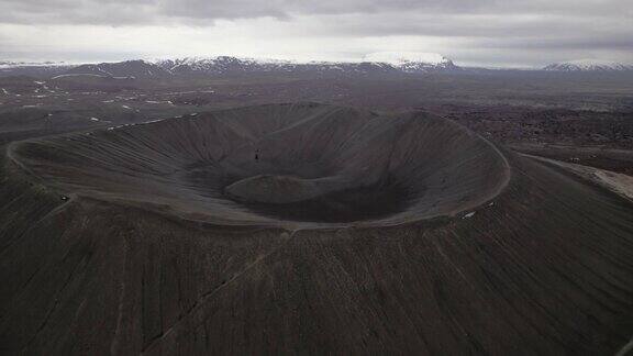 来自冰岛火山口的无人机