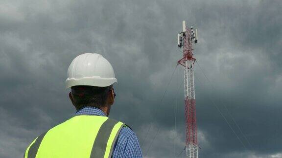 通信工程师正在检查通信塔的信号
