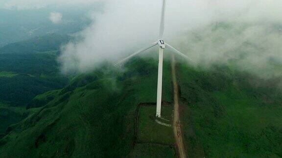 中国贵州乌蒙草原上的风力发电机