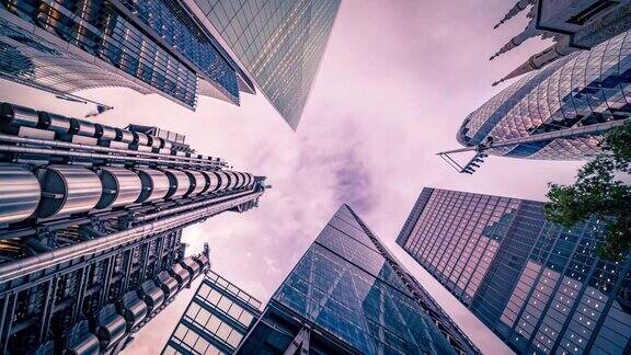 全景时间推移视频望向在伦敦金融区的现代商业建筑英国在最高质量(4K超高清到高清)-创意股票视频