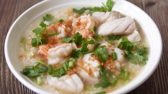 鲜美的鱼虾米汤