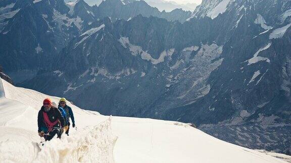 一队登山者正在向山顶进发冬天的冒险