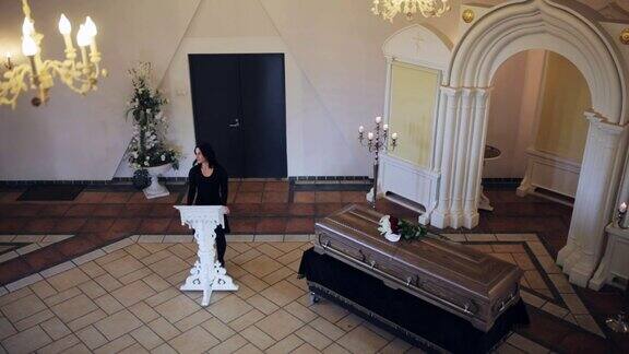 悲伤的女人和棺材在东正教的葬礼上