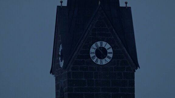 晚间延时:钟塔上的时钟