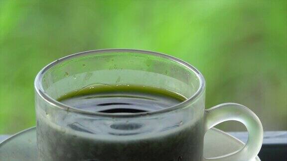 绿茶滴在杯子上的慢动作