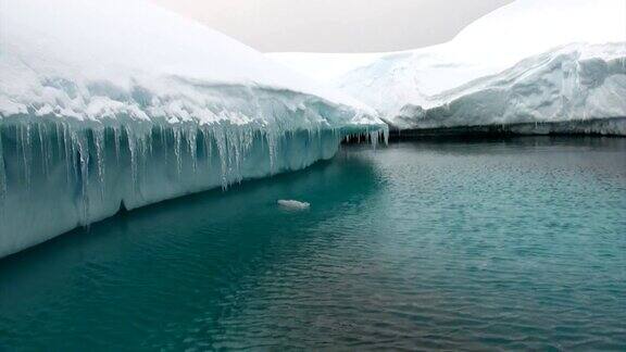南极洲海洋中的巨大冰山和浮冰