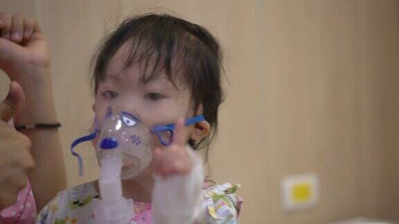 一个亚洲小女孩正在医院接受雾化吸入治疗