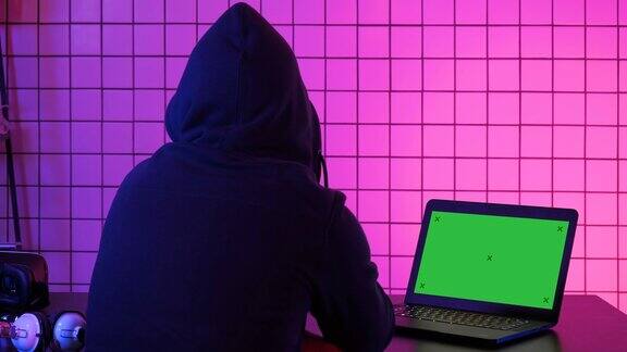 黑客通过数据窃取个人信息以诈骗赎金绿屏模拟显示