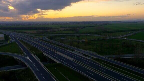 空中道路十字路口的黄昏