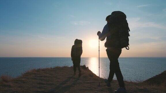 一男一女背着背包在海边旅行慢动作