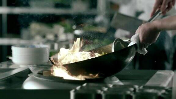 HD火焰蔬菜在煎锅慢动作