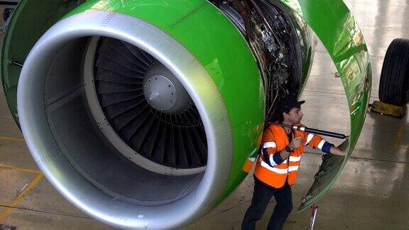 维护的飞机修理飞机的机尾正在修理飞机的工程师4k