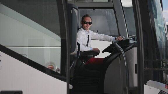 公共交通男性公交车司机