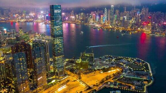 这是中国香港维多利亚港夜间市区交通的超远景图