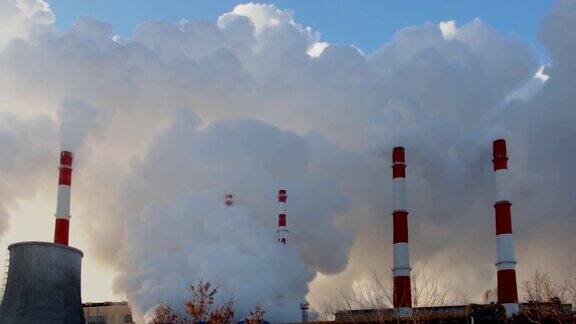 发电厂在寒冷天气中排放烟雾和蒸汽