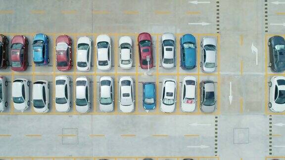 从空中俯瞰停车场里停满了不同颜色的汽车相机移动离开